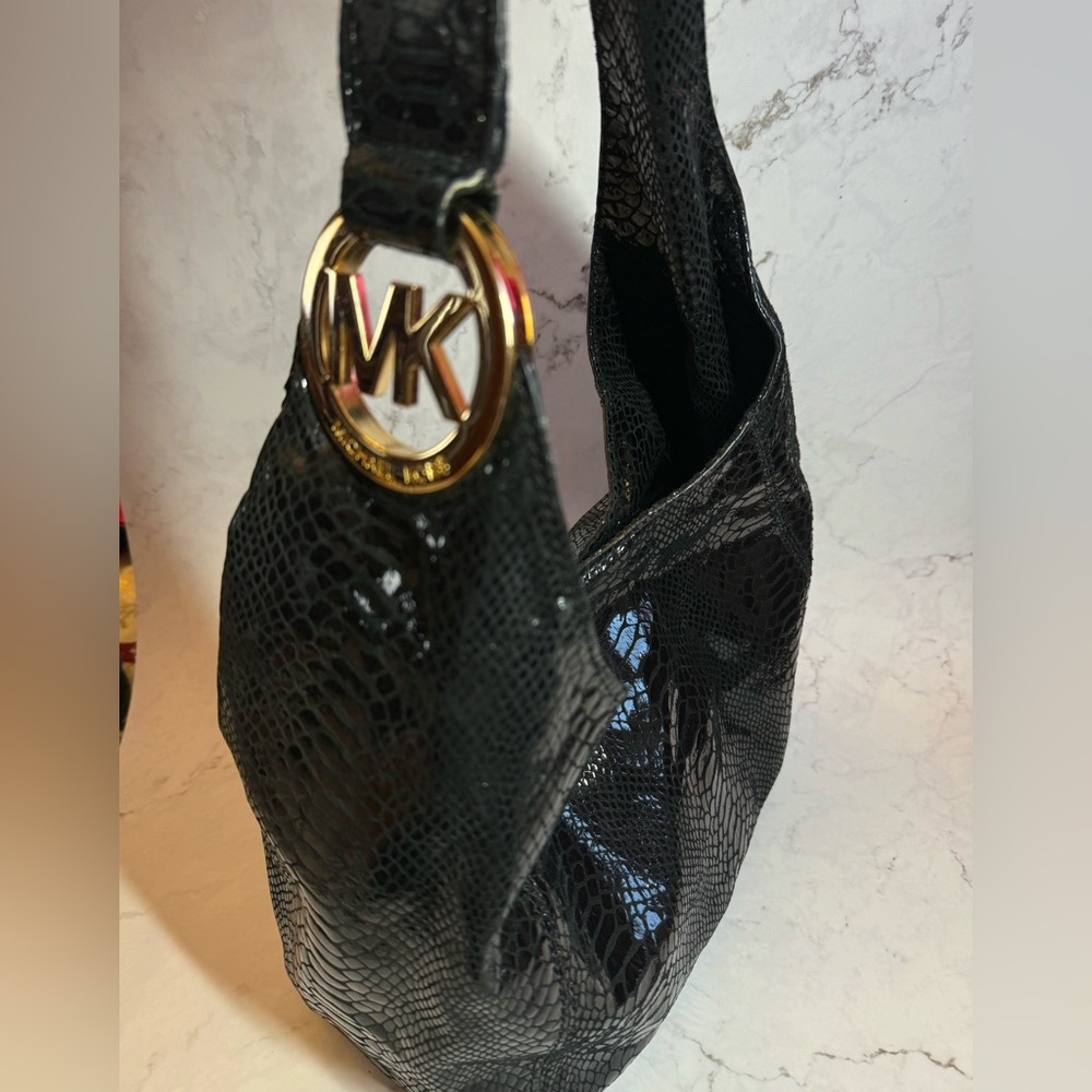 MICHAEL KORS HOBO BAG with GOLD MK LOGO - Picture 2 of 9